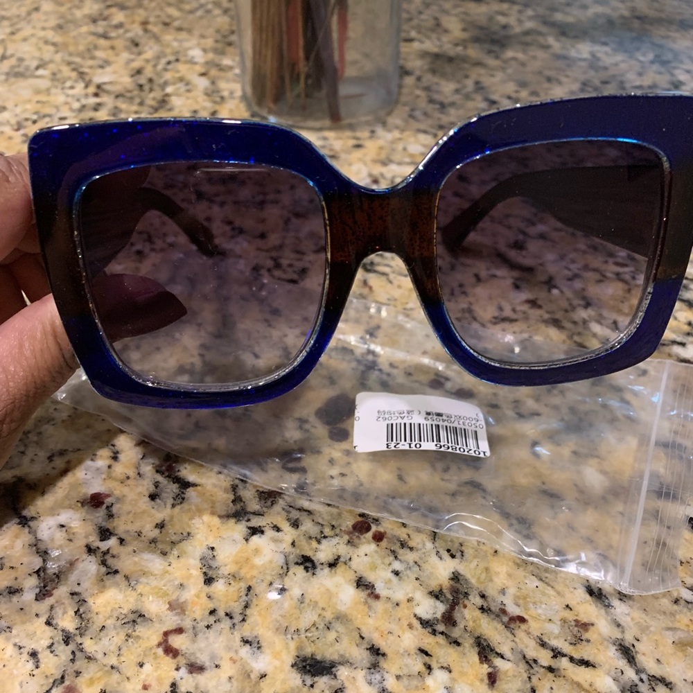 Sparkle Sunnies -SOLD❌ - Picture 2 of 6